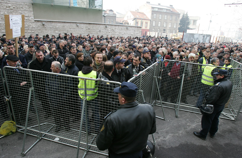 Okupljeni demonstranti ispred zgrade Parlamenta Federacije BiH/ Foto: DEPO