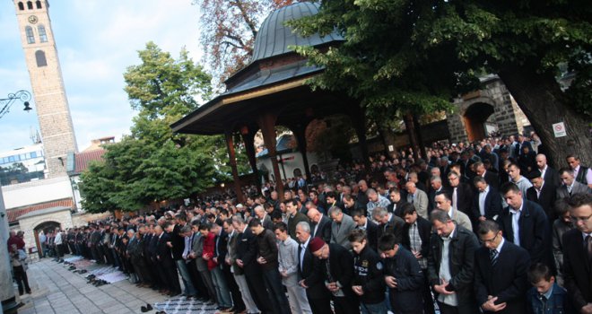 Bajram-namaz klanjan u Gazi Husrev-begovoj džamiji u Sarajevu