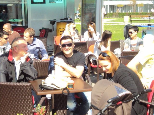 Lijepo vrijeme izmamilo omladinu u parkove i ba&scaron;te kafića