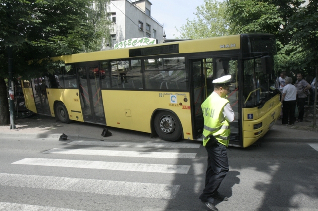 Autobus GRAS-a koji je saobraćao na relaciji Dom Armije-Breka jutros je u Bolničkoj ulici, kod Medicinskog fakulteta, iz još neutvrđenih razloga, vožnjom unazad sletio s ceste na trotoar