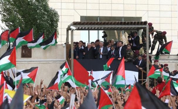 Hiljade Palestinaca dočekalo Mahmuda Abasa u Ramali Hiljade Palestinaca dočekalo Mahmuda Abasa u Ramali