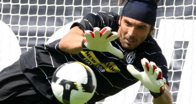 Buffon je svako jutro slušao Cecu i Miroslava Ilića u svlačionici: Svi fudbaleri Parme su morali da poštuju naredbu Hrista Stoičkova!