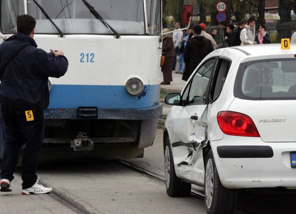 sudar tramvaja i automobila