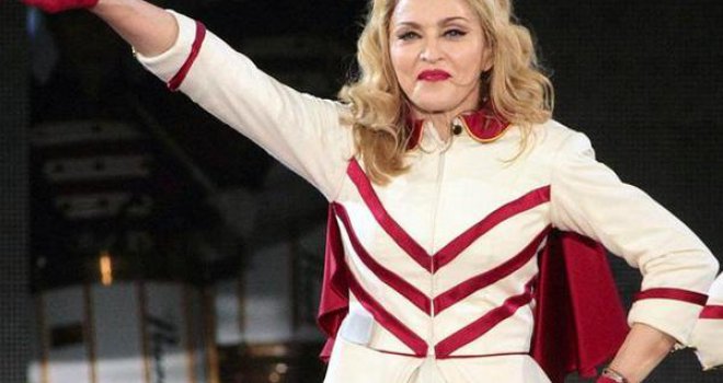 Madonna očajnički želi biti mlađa, ali sa 62 to više ne ide lako... Toliko je pretjerala s botoksom, možete li je uopšte prepoznati?!