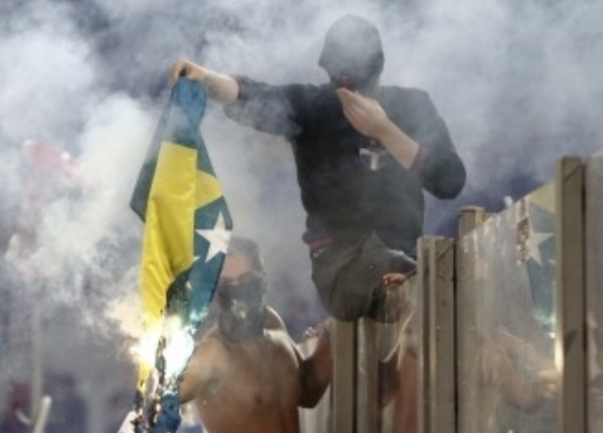 grcki huligani zapalili zastavu bih grcki huligani zapalili zastavu bih