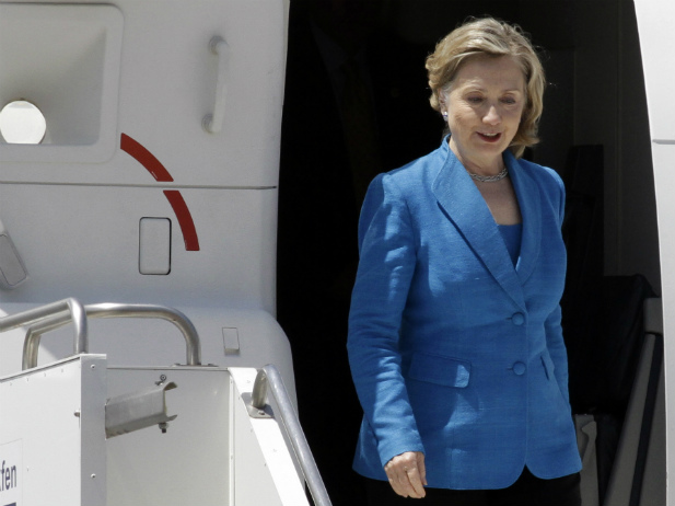 Hillary Clinton izlazi iz aviona