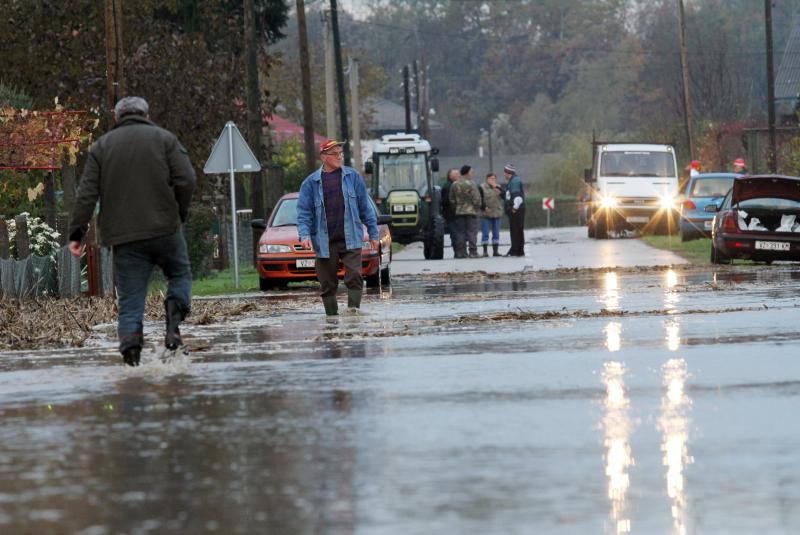 Voda šiklja 20 metara u zrak i ide prema selu Voda šiklja 20 metara u zrak i ide prema selu
