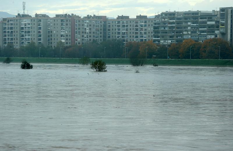 Voda šiklja 20 metara u zrak i ide prema selu Voda šiklja 20 metara u zrak i ide prema selu