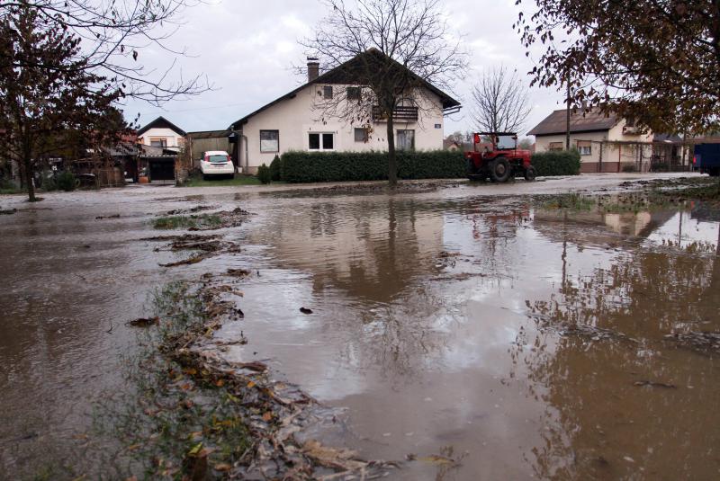 Voda šiklja 20 metara u zrak i ide prema selu Voda šiklja 20 metara u zrak i ide prema selu