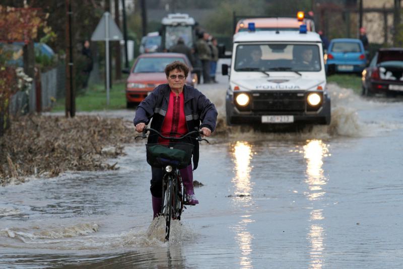 Voda šiklja 20 metara u zrak i ide prema selu Voda šiklja 20 metara u zrak i ide prema selu