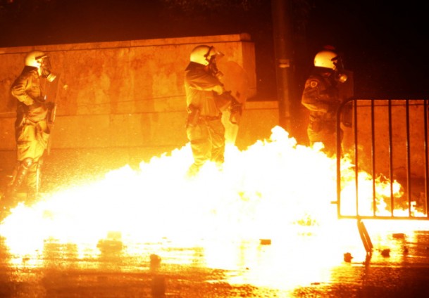 Policija suzavcem i vodenim topovima guši demonstracije Policija suzavcem i vodenim topovima guši demonstracije