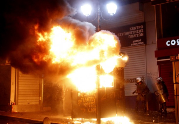 Policija suzavcem i vodenim topovima guši demonstracije Policija suzavcem i vodenim topovima guši demonstracije