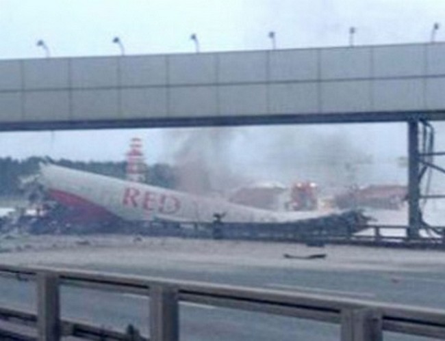Avion se pri slijetanju na autoput prepolovio i zapalio u blizini moksovskog aerodroma Vnukovo Avion se pri slijetanju na autoput prepolovio i zapalio u blizini moksovskog aerodroma Vnukovo