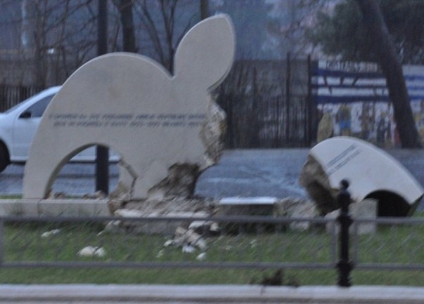 Spomenik pripadnicima Armije BiH u Mostaru dignut u zrak Spomenik pripadnicima Armije BiH u Mostaru dignut u zrak