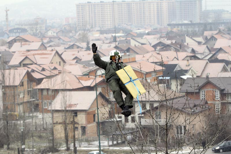 Helikopterom dostavili ček za pomoć djeci, foto: DEPO Portal Helikopterom dostavili ček za pomoć djeci, foto: DEPO Portal