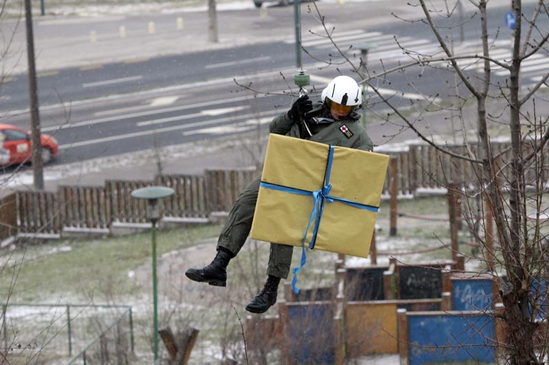 Helikopterom dostavili ček za pomoć djeci, foto: DEPO Portal Helikopterom dostavili ček za pomoć djeci, foto: DEPO Portal