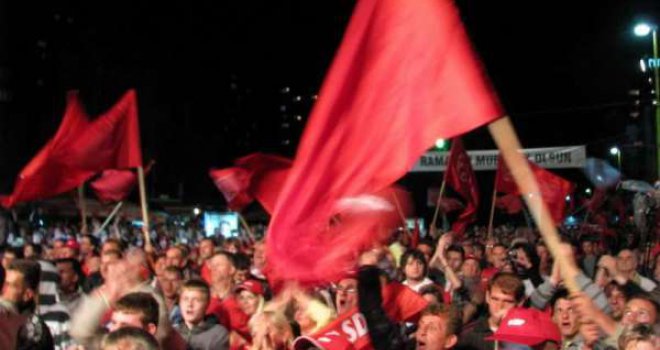 Demokratija, oje, oje, oje: Najčuvenije himne bh. stranaka koje su ih vodile do propasti - ili do pobjede!