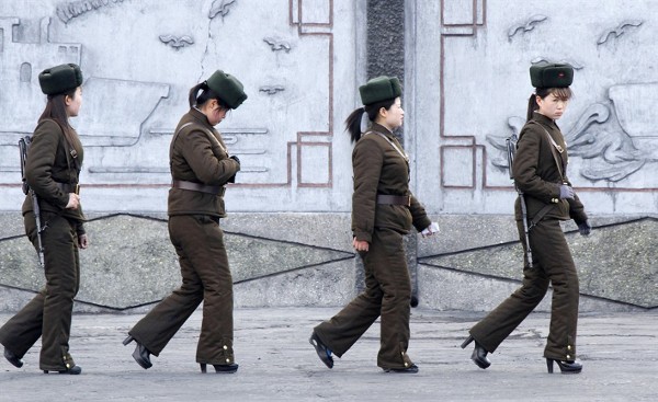 žene u vojsci Sjeverne Koreje nose štikle