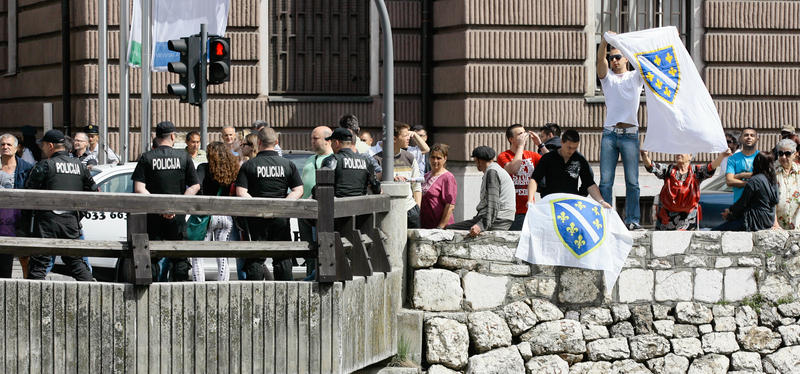 Polaganje cvijeća u bivšoj Dobrovoljačkoj ulici