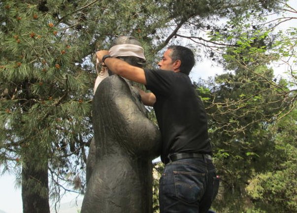 Art performans Zorana Lakete u Mostaru/ Foto: Anadolija