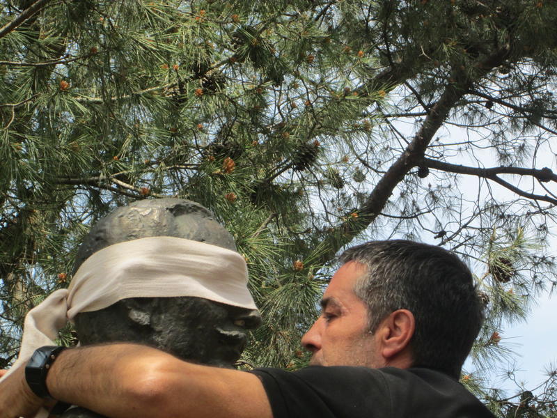 Art performans Zorana Lakete u Mostaru/ Foto: Anadolija