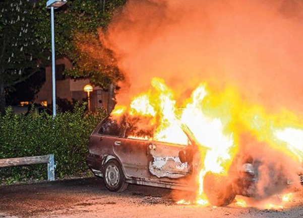 svedska neredi paljenje automobila