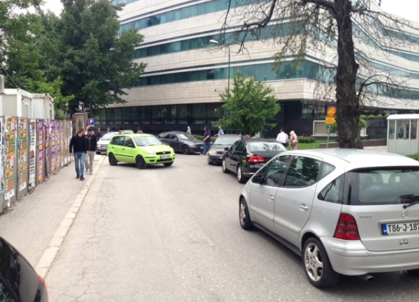 Građani autima blokirali Parlament BiH