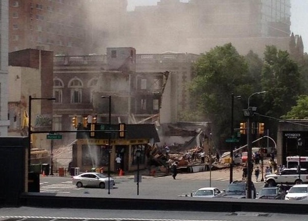 uru&scaron;avanje zgrade u philadelphiji