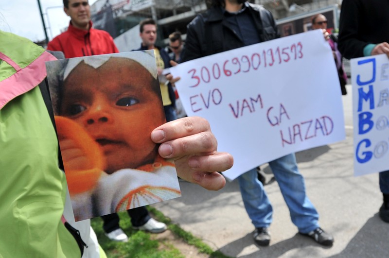 Protesti ispred Parlamenta