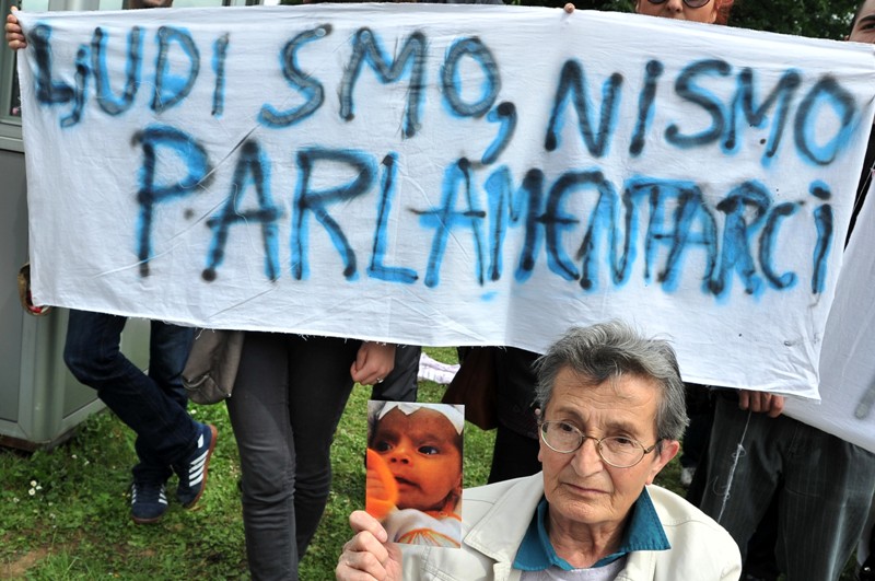 Protesti ispred Parlamenta