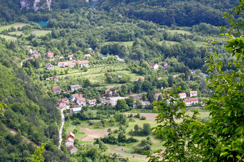 Apsurdi na granici BiH i Hrvatske - kuće u Bosni, njive u Hrvatskoj/ Foto: Anadolija