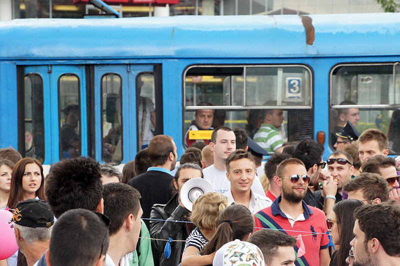 Opusteni i nasmijani protestanti