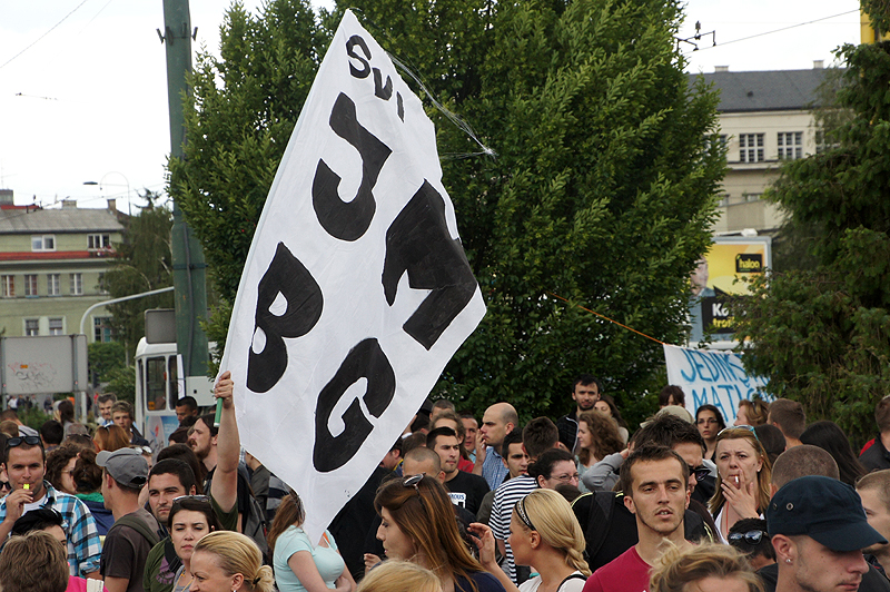 Opusteni i nasmijani protestanti