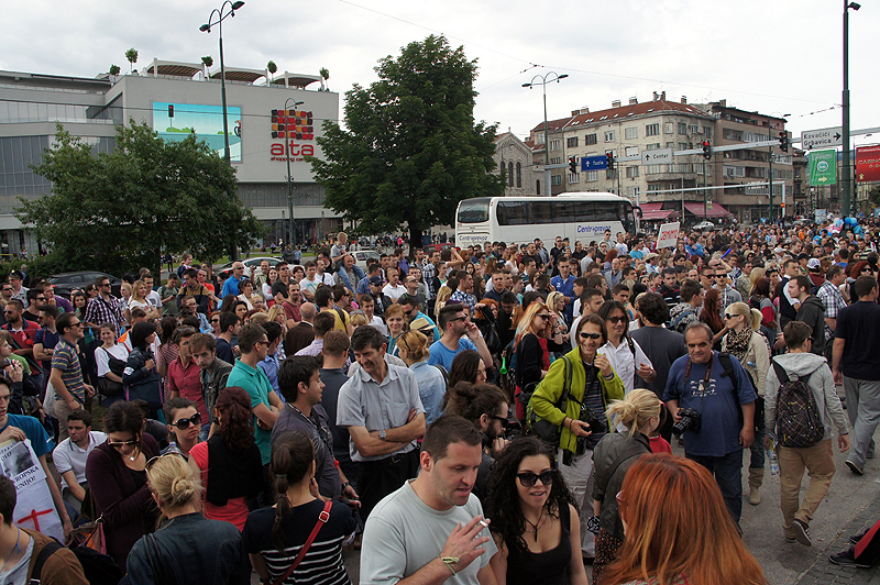 Opusteni i nasmijani protestanti