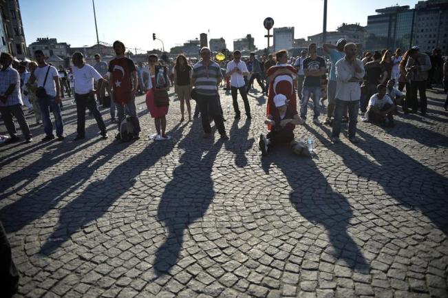 Covjek koji stoji protesti u Turskoj