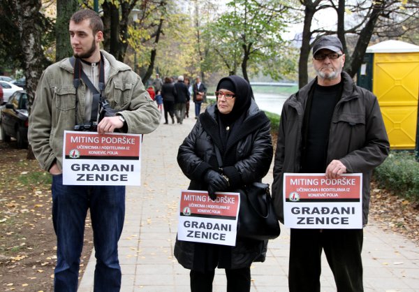 Dvadesetak građana izašlo na protest podrške djeci i roditeljima iz Konjević Polja / Foto: AA