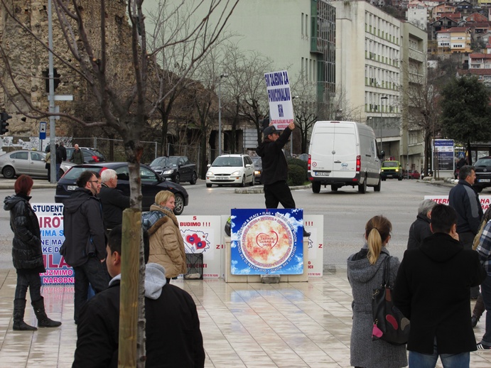 usamljeni demonstrant u Mostaru/ Foto: Anadolija