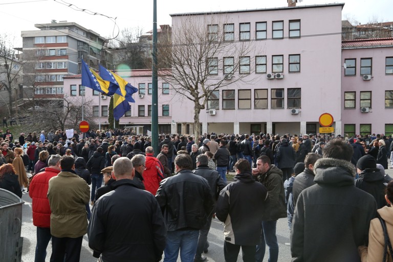 demonstranti ispred zgrade Vlade FBiH/Foto: Anadolija