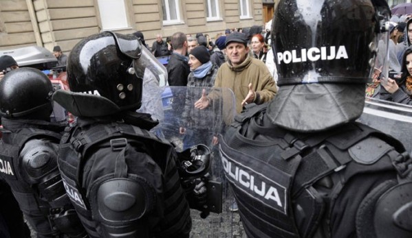 specijalci na protestima u Sarajevu