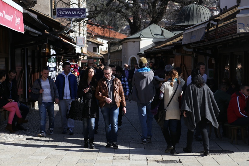 Sredina februara u baštama kafea/Foto: Anadolija