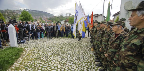 Izetbegović i Komšić položili cvijeće na mezarju Kovači/ Foto: AA