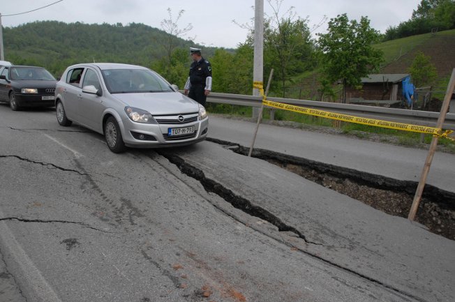 Zbog klizišta propala cesta/ Foto: AA