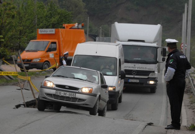 Zbog klizišta propala cesta/ Foto: AA