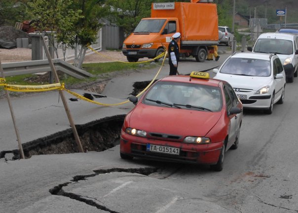 Zbog klizišta propala cesta/ Foto: AA