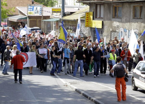 demonstranti idu prema vijecnici