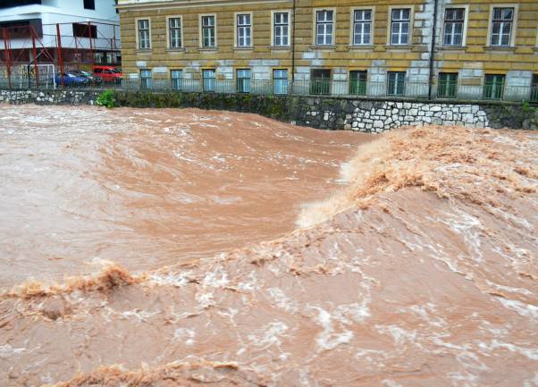 Miljacka nabujala nakon kiša naslovna Miljacka nabujala nakon kiša naslovna