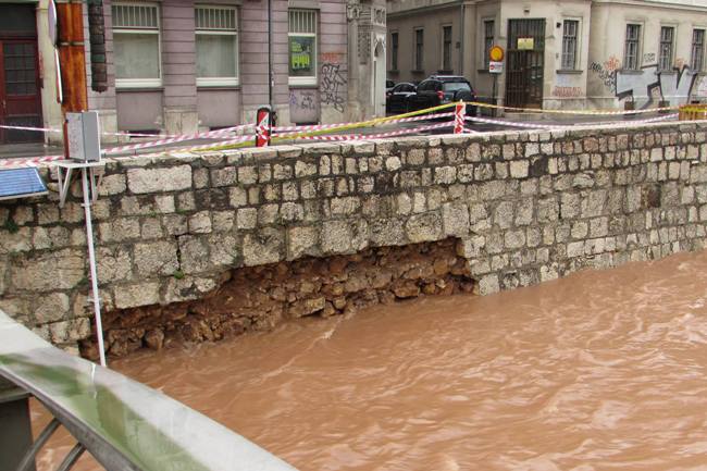 uru&scaron;en zid između Ćumurije i Drvenije/ Foto: FENA