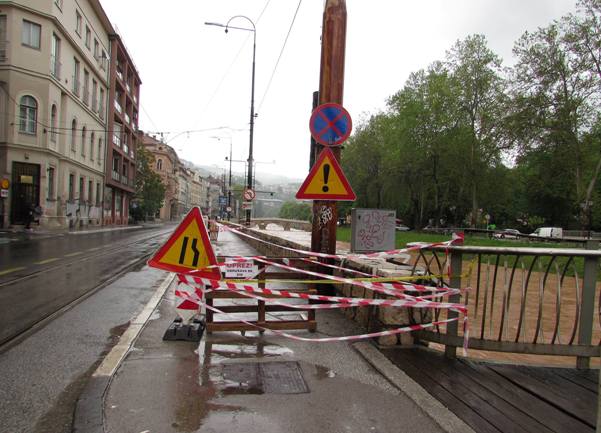 urušen zid između Ćumurije i Drvenije/ Foto: FENA urušen zid između Ćumurije i Drvenije/ Foto: FENA