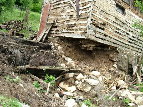 kuća u Medakovu na rubu klizišta kuća u Medakovu na rubu klizišta