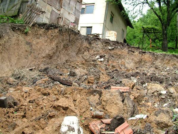 kuća u Medakovu na rubu klizi&scaron;ta